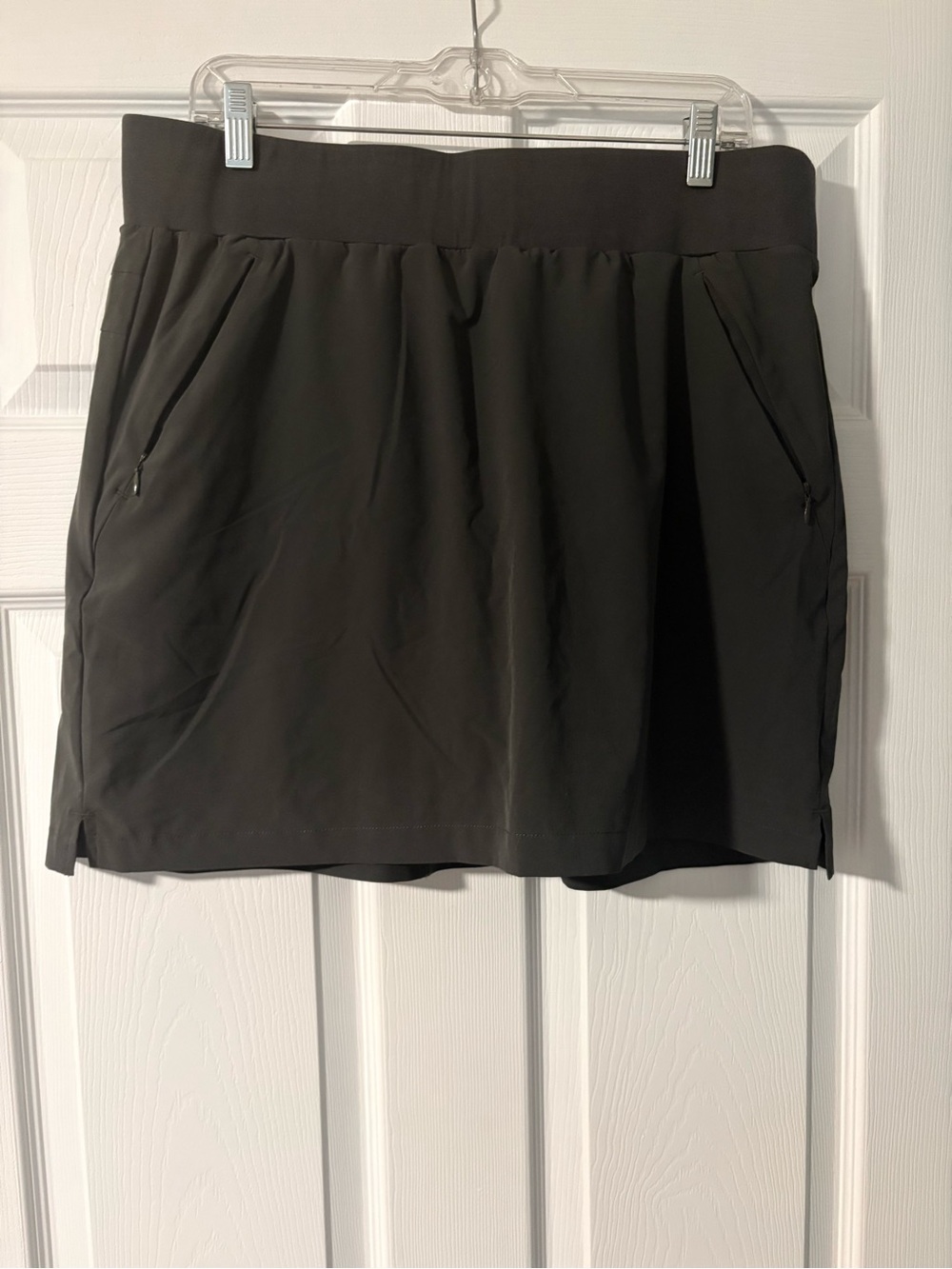 Army green Quince Skirt with shorts underneath and zipper pockets XL